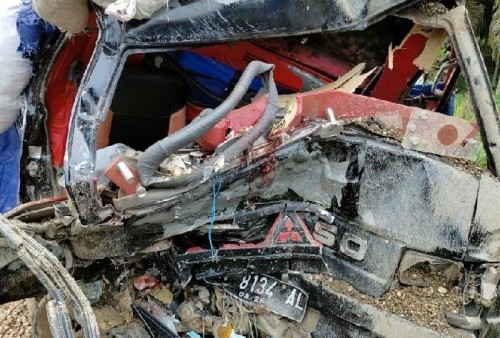 Braakkk… Dua Mobil Tabrakan Adu Banteng di Jalur Puncak, Korban Belum Diketahui Nasibnya
