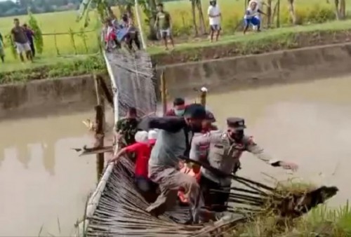 Evakuasi Jenazah Lewat Jembatan Bambu, Mendadak Ambruk Semua Nyemplung ke Sungai