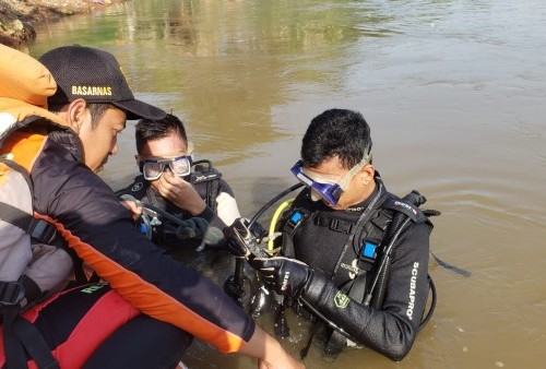 Cari Dua Bocah Diduga Terseret Aliran Kali Bekasi, Tim SAR Kerahkan Regu Penyelam