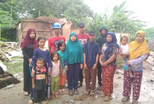 Rumahnya yang Dihuni 15 Anggota Keluarga Ambruk, Janda Ini Berharap Bantuan Pemerintah 