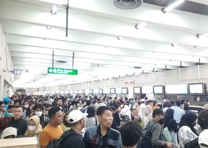 Menurut pantauan Dhimas Hudi dari FIN, Suasana Mudik di Bandara Soekarno Hatta, Terminal 1A (18/4) Pukul 5 Pagi terbilang crowded, sebagaimana yang terlihat pada foto