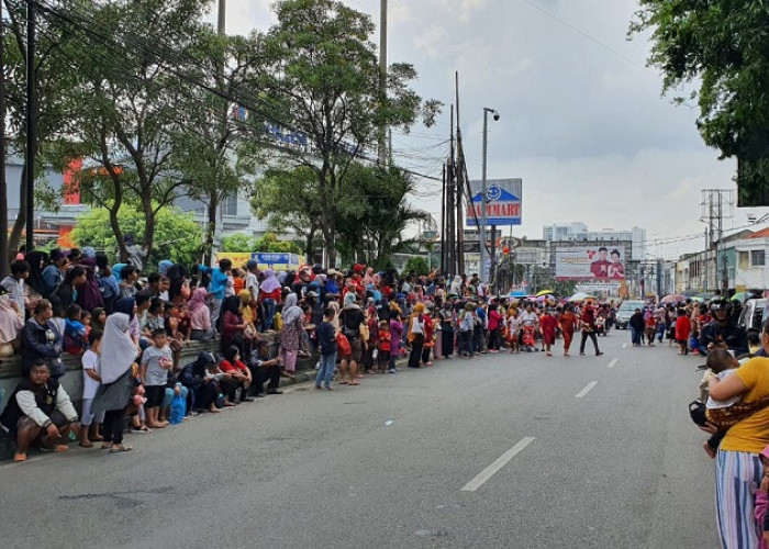 Ribuan Masyarakat Kota Bekasi Tumpah Ruah di Jalan Ir. H Juanda, Menanti Parade Cap Go Meh