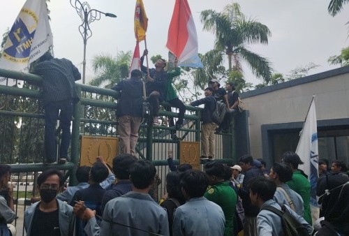 Demo Mahasiswa Bekasi Tuntut Mafia Tanah Berakhir Rusuh, Rubuhkan Gerbang Kompleks Pemkab Bekasi