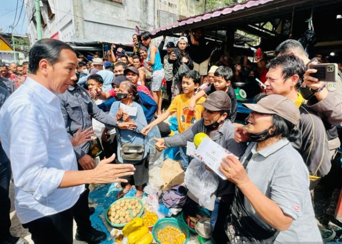 Jokowi Bagikan Bantuan Modal Usaha di Pasar Bunda, Dumai, Pedagang: Terima Kasih Presiden