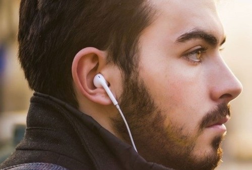 Bahaya Pake Ear Buds Kelamaan, dari Nyeri hingga Keluar Cairan