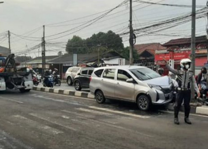  Naik Mobil Ngantuk, Akibatnya Rambu Lalu Lintas di Jatiasih Ditabrak 