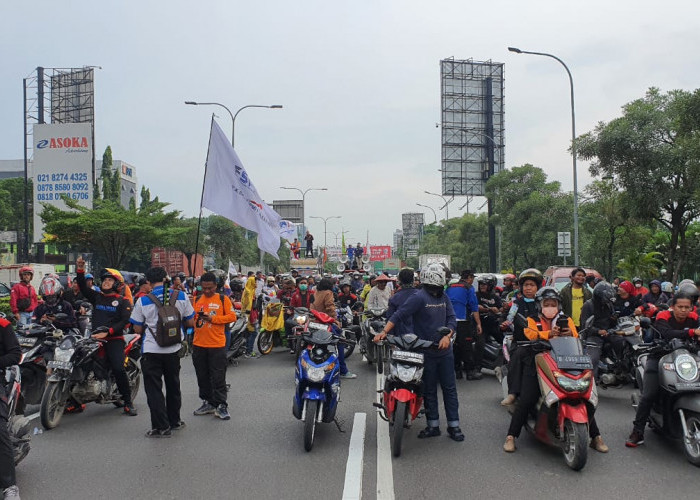 Ratusan Massa Buruh Blokade Jalan Ahmad Yani Kota Bekasi, Geram Tak Bisa Temui Kadisnaker