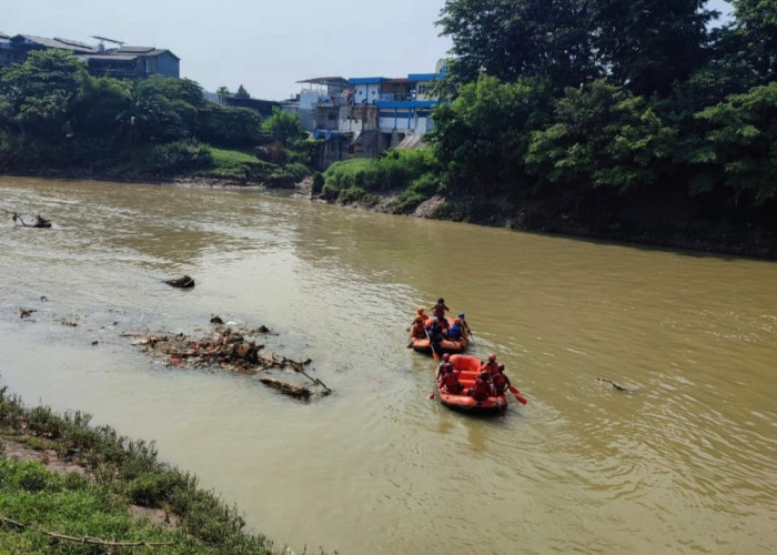 Sempat Dipikir Pulang Kampung, Keluarga Berharap Korban Tenggelam di Kali Bekasi Segera Ditemukan