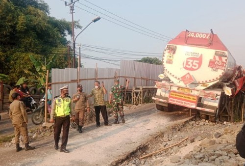 Truk Tangki Pertamina Hantam Jembatan di Tangerang Angkut BBM 24 Ribu Liter, Begini Kata Pertamina 