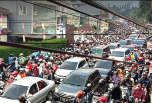 Puncak Macet Parah, Antrean Kendaraan 18 Km Sampai Cianjur, Pengemudi Terjebak hingga 2 Jam