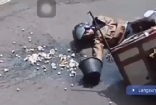 Viral Aksi Pedagang Bakso Diduga Pura-pura Jatuh Demi Dikasihani Warga, Aksi Janggalnya Terekam CCTV
