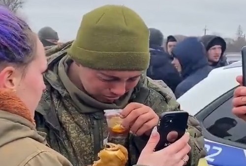 Tentara Rusia Menyerah, Tawanan Muda Menangis saat Menelepon Ibunya Menggunakan Handphone Wanita Ukraina