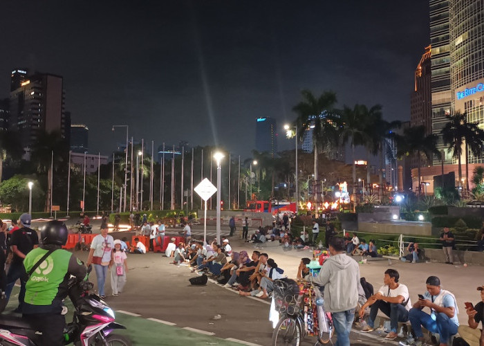 Massa Pendukung Prabowo-Gibran Penuhi Jalan Sudirman Tunggu Kedatangan Bus