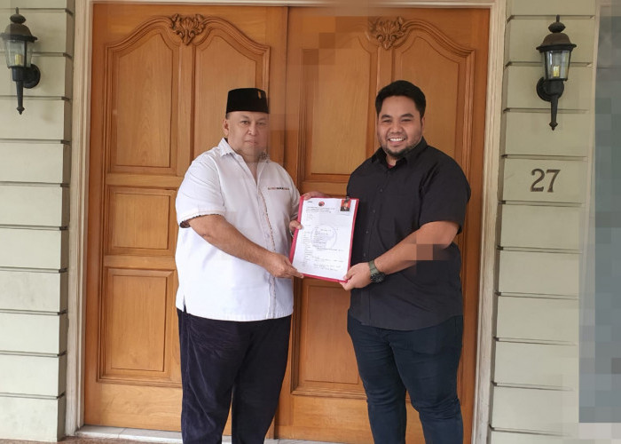 Kembali Maju Wali Kota Bekasi, Mochtar Mohamad Serahkan  Formulir Pendaftaran ke PDIP