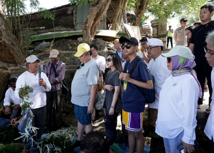 Kunjungi Desa Nelayan, Airlangga Langsung Mempraktekkan Cara Budi Daya Rumput Laut