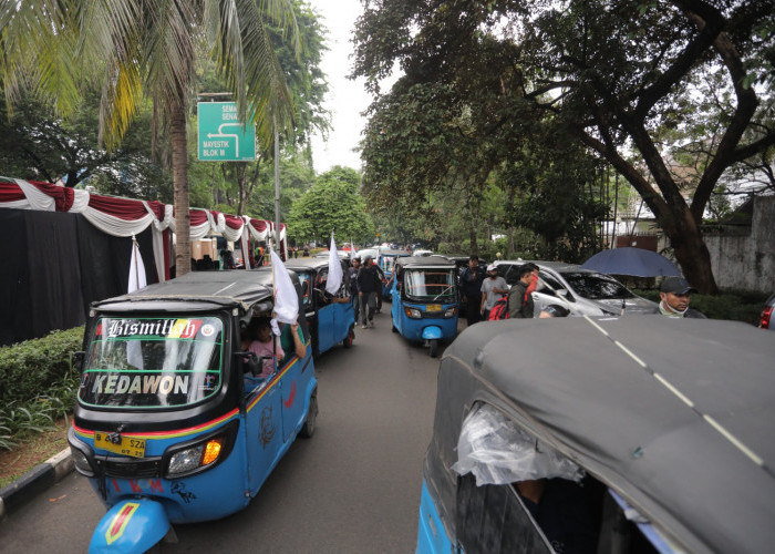 Deklarasikan Dukungan, Pengemudi Bajaj Yakin Prabowo-Gibran Berikan Keadilan untuk Rakyat Bawah 