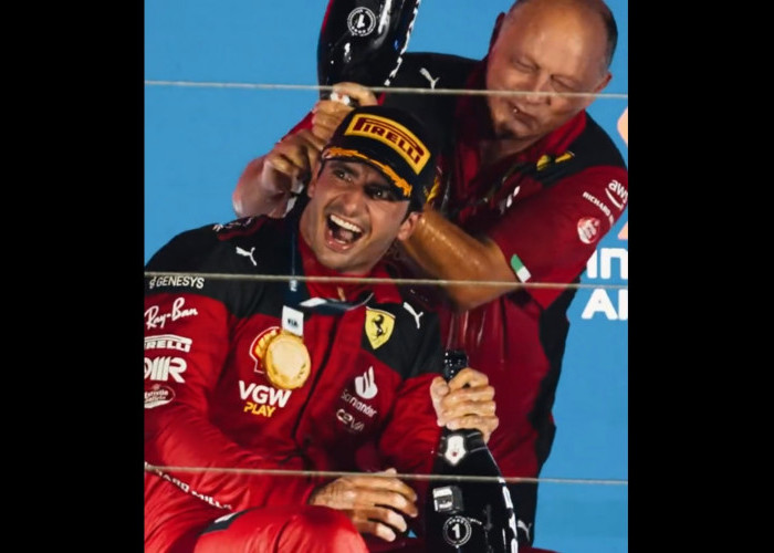 Carlos Sainz Juarai F1 GP Singapura 2023, Akhiri Puasa Gelar Ferrari Sejak 2022 