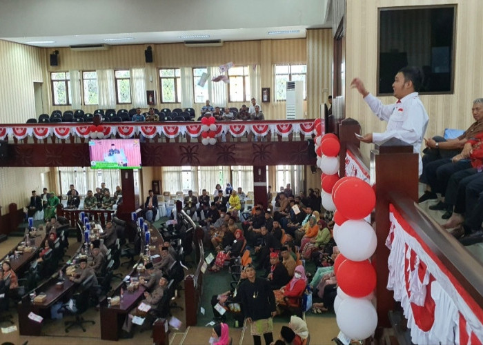 Tri Adhianto Dihujani Uang Mainan saat Rapat Paripurna DPRD Kota Bekasi