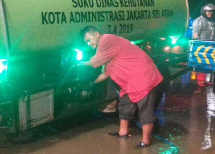 Personel Gabungan di Jakarta Selatan Keroyok Jalan Raya Mampang, Atasi Genangan akibat Luapan Kali Krukut