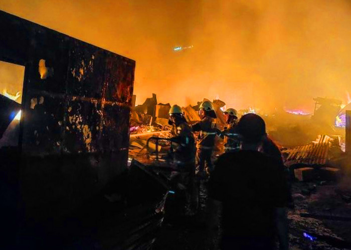 Kebakaran di Pemukiman Padat Kebayoran Lama, 21 Mobil Pemadan dan 84 Personel Gulkarmat Dikerahkan