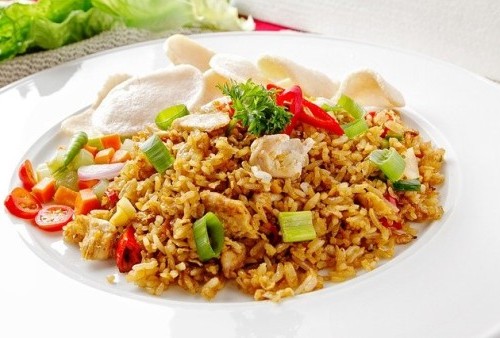 Makan Nasi Goreng Pake Kerupuk Memang Enak, tapi Sudah Tau Risikonya ke Jantung Belum?