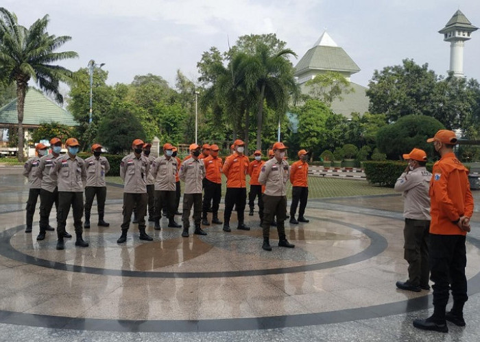 Petugas Khusus Disiagakan Untuk Antisipasi Banjir Rob di Pesisir Jakarta Utara Akibat Gerhana Bulan Total