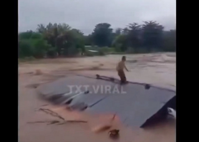 Viral! Seorang Pria Hanyut Bersama Rumahnya saat Banjir Bandang di Sumbawa
