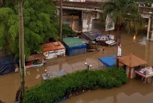 Diguyur Hujan Lebat, Belasan Titik di Kota Tangerang Terendam Banjir, 4 Pohon Tumbang