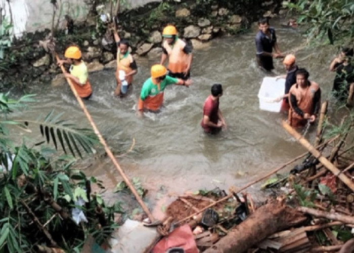 Tebing Kali Cipinang Kawasan Cibubur Jakarta Timur Longsor, Kondisinya Masih Alami