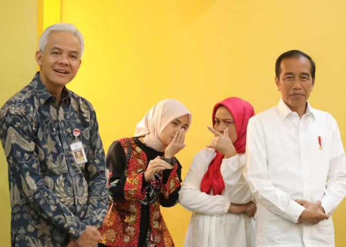 Bisik-Bisik Ibu Negara Iriana - Siti Atiqoh di Belakang Jokowi dan Ganjar Pranowo, Lagi Ngomongin Apaan Sih?