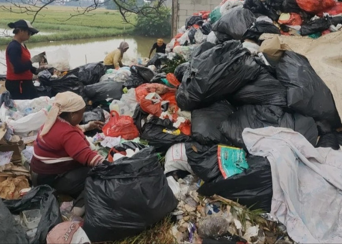 Pengepul Sampah Ilegal di Tengah Pemukiman, Warga Gintung Tangerang Protes