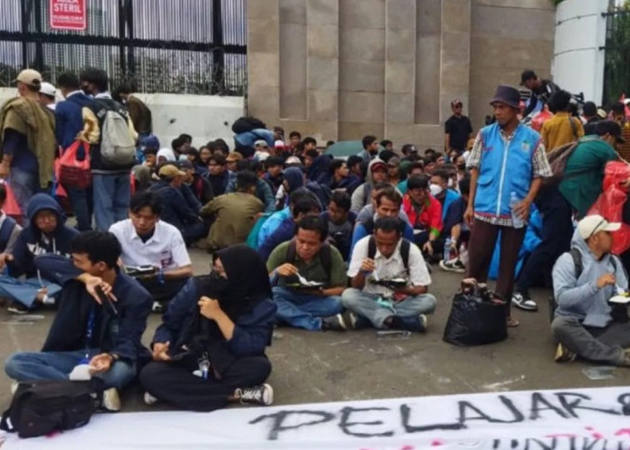 Ribuan Pelajar dan Mahasiswa Menggelar Aksi di Depan Gedung DPR