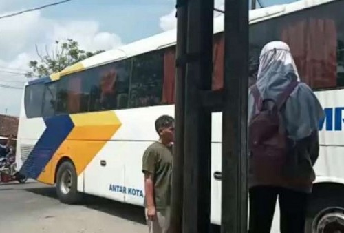 Bus Masuk Gang Sempit Bikin Geger Warga, Berhenti Setelah Dihentikan Penjual Tahu