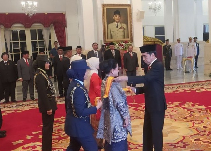 Presiden Jokowi Serahkan Anugerah Tanda Kehormatan ke Istrinya Iriana Jokowi dan 17 Tokoh Lainnya 
