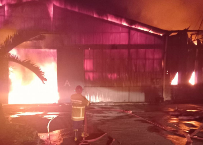 Kebakaran Landa Gudang di Rawalumbu Kota Bekasi, Kerugian Capai Rp27 Miliar