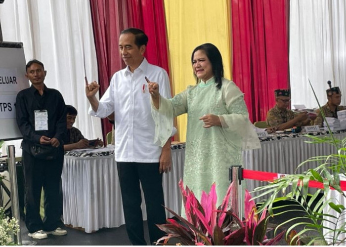 Usai Coblos, Jokowi dan Iriana Pamer Jari Kelingking, Harap Pemilu Berjalan Jujur dan Adil