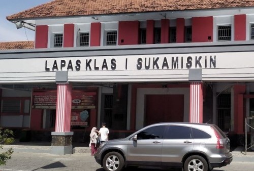 Mantan Menpora Imam Nahrawi Bebas Bersyarat dari Lapas Sukamiskin Bandung 