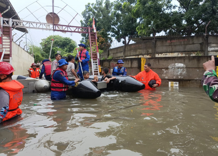 Banjir Masih Genangi 38 Ruas Jalan Jakarta, BPBD Kerahkan Personel dan Siagakan Perahu Karet