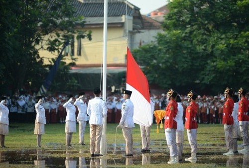 Viral di Medsos Aksi Patriotisme Paskibra di Larangan Tangerang, Kibarkan Merah Putih di Atas Tanah Berlumpur 