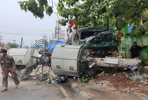 Truk Kontainer Muatan Besi Baja Kecelakaan, Arus Lalu Lintas Jalan Sultan Agung Macet Parah 