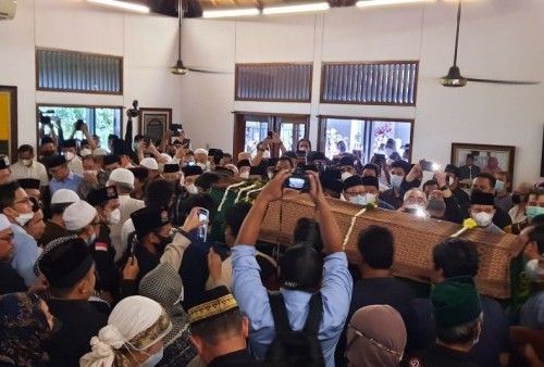 Jenazah Fahmi Idris Dimakamkan Satu Liang Lahat dengan Kartini, Istri Pertamanya