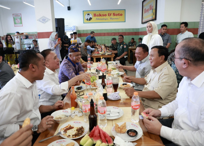 Momen Prabowo Mampir Makan Bakso di Cimahi, Nyanyi Bareng dan Disambut Riuh Warga