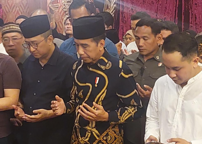 Presiden Jokowi Melayat dan Salatkan Jenazah Mooryati Soedibyo