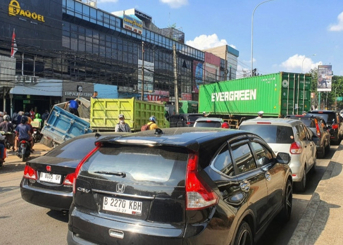 Jalan Raya Kalimalang Arah Kota Bekasi Macet Total, Imbas Truk Kontainer Terperosok di Saluran Air