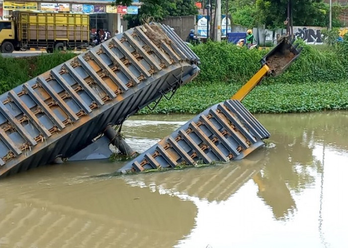 Niat Bersihkan Enceng Gondok, Satu Unit Eskavator Malah Tenggelam di Kalimalang Tambun Bekasi