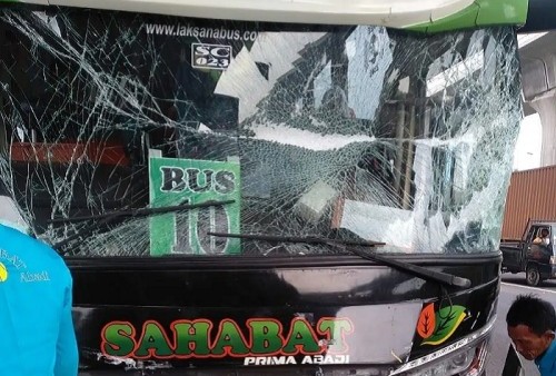 Sempat Oleng, Bus Rombongan Haji Tabrakan Beruntun di Tol Jakarta-Cikampek