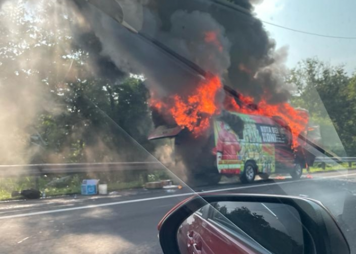 Mobil Isuzu Elf KONI Kota Bekasi Terbakar di Tol Cipularang, Ternyata Sedang Membawa Rombongan Guru