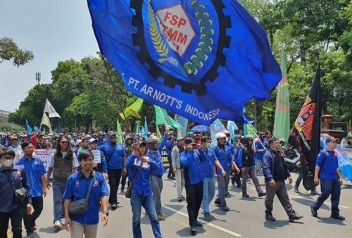 Ratusan Massa Buruh Kepung Kantor Pemkot Bekasi, Tuntut Pembatalan Kenaikan Harga BBM