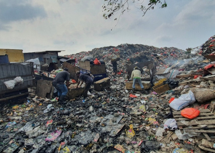 Sudah Ada Sejak 5 Tahun Lalu, Begini Penampakan Gunung Sampah di Tengah Pemukiman Warga Bintara Bekasi