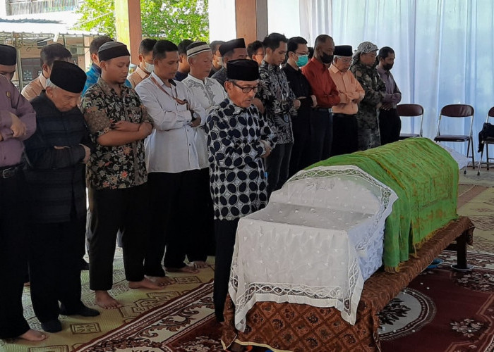 Jenazah Adik Amien Rais, Abdul Razaq Rais Dimakamkan di TPU Mojosari Sukoharjo 